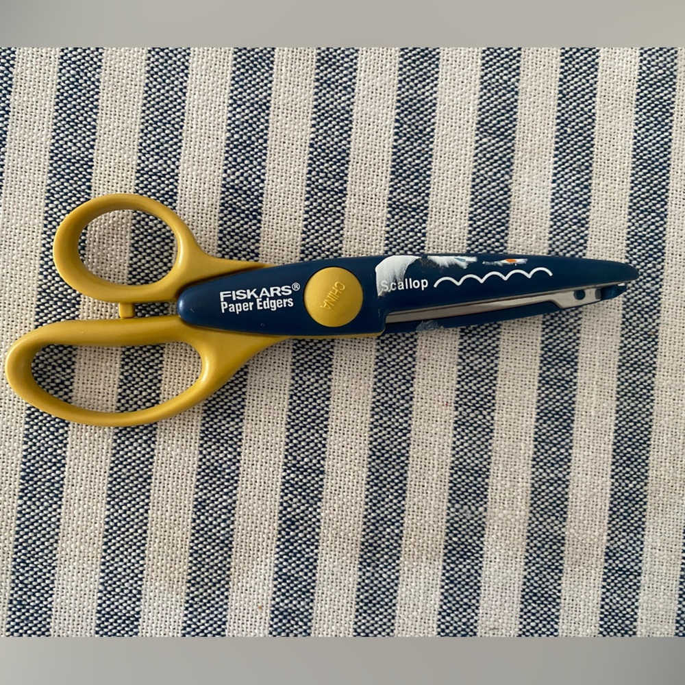 Fiskars Paper Edger Scissors - mini scallop - Scrapbooking Tools Paper Crafts